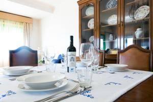 uma mesa com uma garrafa de vinho e copos em Oporto Beach Charm em Canidelo