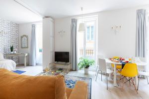 a living room with a couch and a dining room at Apartamento Smile Sol in Madrid