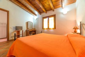 - une chambre avec un lit orange dans l'établissement Lemalu', à Menfi