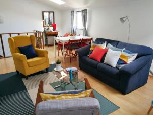 een woonkamer met een blauwe bank en een tafel bij POMBALINO! Lisbon Concept Apartments in Lissabon