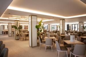 jadalnia ze stołami, krzesłami i blatem w obiekcie Hotel Presidente 4 sup w mieście Benidorm