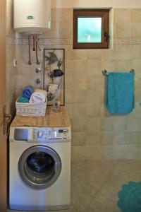a laundry room with a washing machine in a bathroom at Casa Rodeli in Motovun