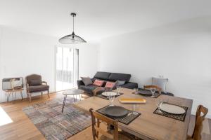- un salon avec une table et un canapé dans l'établissement Le Ponant by Cocoonr, à Dinard