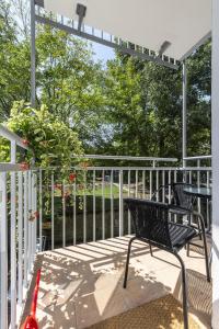 eine Terrasse mit 2 Stühlen und einem Tisch in der Unterkunft Przytulny Apartament przy Teatrze Wielkim in Warschau