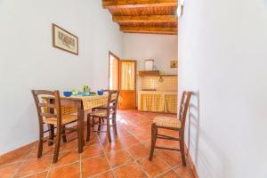 - une cuisine et une salle à manger avec une table et des chaises dans l'établissement Lemalu', à Menfi