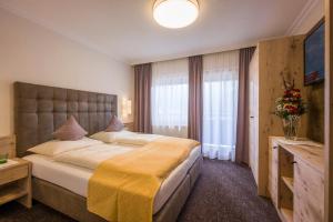 Posteľ alebo postele v izbe v ubytovaní Hotel-Garni Jakober