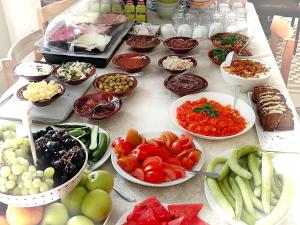 una mesa con muchos platos de comida. en The Grand Meshmosh Hotel, en Beirut