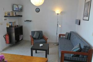 a living room with two couches and a table at Bungalows & Apartamentos Morani in Puerto Naos