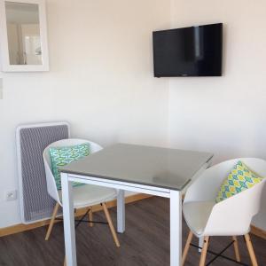 a small room with a table and two chairs at Studio Hesperides in Balaruc-les-Bains