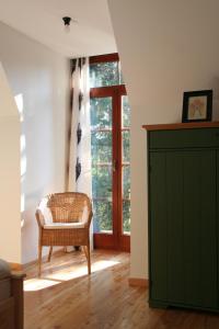 ein Wohnzimmer mit einem Stuhl und einem Fenster in der Unterkunft Willa Ubocz in Zakopane