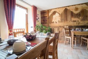 una cucina con tavolo in legno e una sala da pranzo di B&B Au Coin Du Village a Saint Nicolas