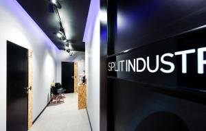 TV a/nebo společenská místnost v ubytování Split Industrial Design Rooms