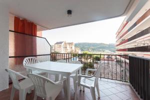 einen weißen Tisch und Stühle auf dem Balkon in der Unterkunft Lets Holidays apartment Sa Coma 2 in Tossa de Mar