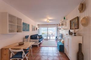 ein Wohnzimmer mit einem Tisch und einem Esszimmer in der Unterkunft Lets Holidays apartment Sa Coma 2 in Tossa de Mar