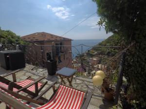 balcón con 2 sillas y vistas al océano en Cinqueterre Holidays, en Riomaggiore