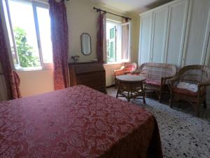 1 dormitorio con 1 cama, mesa y sillas en Cinqueterre Holidays, en Riomaggiore