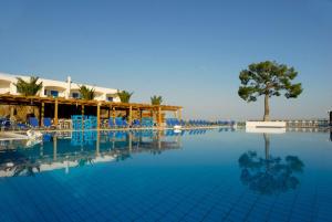 Bazén v ubytování Kinetta Beach Resort and Spa nebo v jeho okolí