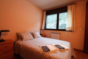 a bedroom with a bed with two towels on it at Cabirol 2,2 Vall d'Incles, zona Grandvalira in Canillo