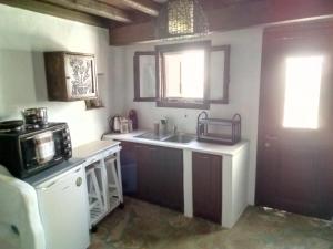 a kitchen with a sink and a microwave at Terra Aeolica in Arnados