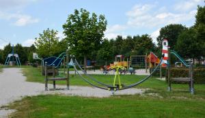 un parque con parque infantil con tobogán en Mango House Homestay, en Zuidwolde