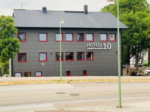 un bâtiment avec un panneau sur son côté dans l'établissement Hostel 10, à Göteborg