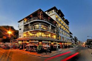 un gran edificio en la esquina de una calle en Salana Boutique Hotel, en Vientiane