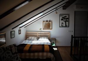 una camera da letto con un grande letto in mansarda di Apartments Livun Tuheljske Toplice a Tuheljske Toplice