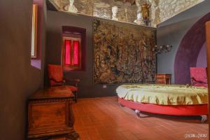 Letto o letti in una camera di Torre Caetani- Night in a medieval tower