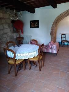 a dining room with a table and chairs at Agriturismo Stigliano in Sarteano