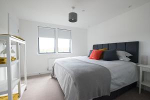 Pen Dinas Cardiff Apartmentにあるベッド