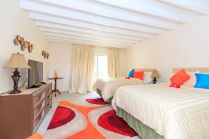 Tempat tidur dalam kamar di Sunset Shores Beach Hotel