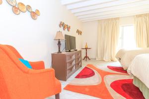 Area tempat duduk di Sunset Shores Beach Hotel