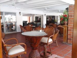 uma sala de jantar com mesa e cadeiras em Sunset Shores Beach Hotel em Kingstown
