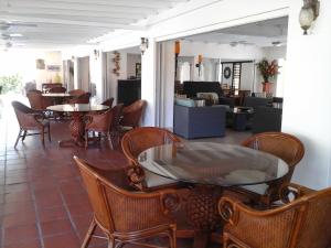 Area tempat duduk di Sunset Shores Beach Hotel