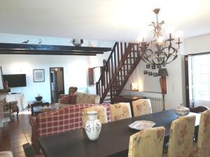 a dining room with a table and chairs at Casa AMOReira de Óbidos in Amoreira
