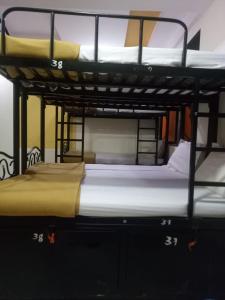 Postel nebo postele na pokoji v ubytování Bandra Dormitory Only for indian male