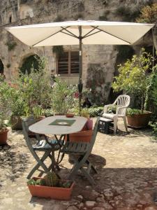 マテーラにあるIl Giardino Segretoの庭園内のテーブルと椅子