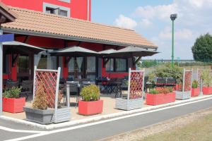Ein Garten an der Unterkunft Enzo Hotels Cannes-Écluse by Kyriad Direct