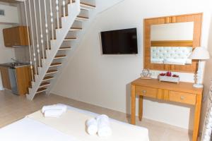 Zimmer mit einer Treppe, einem Tisch und einem Spiegel in der Unterkunft La Casa di Giorgio Greco in Nikiti