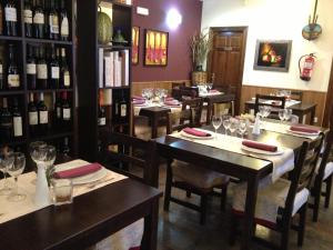 un comedor con mesas y botellas de vino en Hotel Rural Los Villares, en Los Villares de Soria