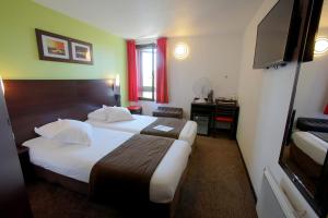 Ένα ή περισσότερα κρεβάτια σε δωμάτιο στο Enzo Hotels Cannes-Écluse by Kyriad Direct