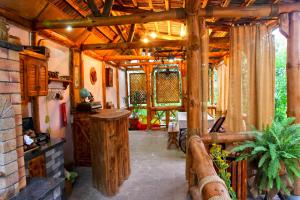 una grande camera con travi in legno in una casa di VAN Garden a Vanadzor