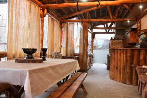 una sala da pranzo con tavolo e panca di VAN Garden a Vanadzor