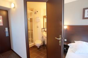 Ein Badezimmer in der Unterkunft Enzo Hotels Cannes-Écluse by Kyriad Direct