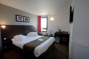 Cette chambre comprend un grand lit et une fenêtre. dans l'établissement Enzo Hotels Cannes-Écluse by Kyriad Direct, à Cannes-Écluse