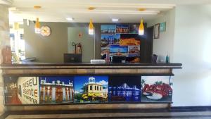 a fish tank in a room with a counter at MK Express Hotel in Aracaju