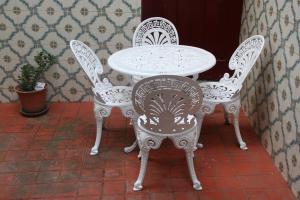 ペーゾ・ダ・レーグアにあるVivenda Branca Martinhoの椅子2脚、白いテーブルと椅子