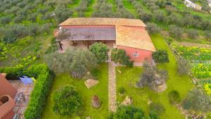 - une vue aérienne sur une maison avec une cour dans l'établissement Lemalu', à Menfi