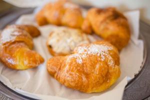 a plate of pastries with powdered sugar on them at A Casa Di Paola in Chiarano