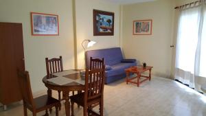 Una sala de estar con un sofá azul y una mesa. en Finca Contero, en Valle Gran Rey